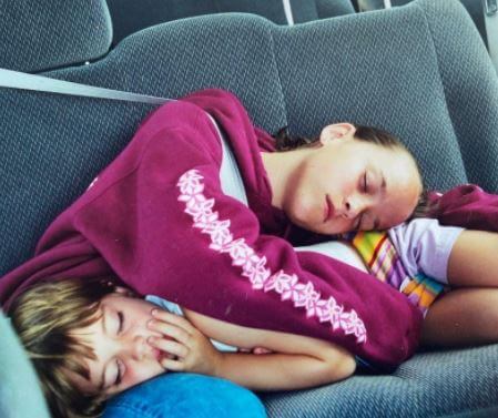 Stella Banderas with her sister Dakota Johnson while young.